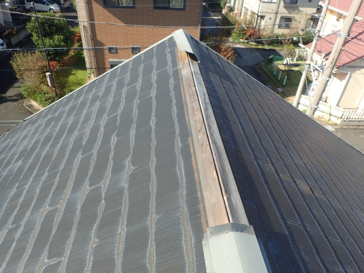 飛散した棟板金の大棟
