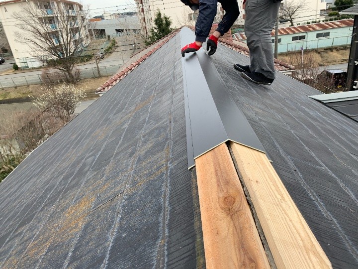 棟板金の取り付け作業