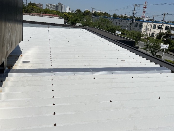 折半屋根からの雨漏りに板金補修工事