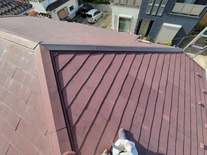 棟板金を部分交換工事したスレート屋根