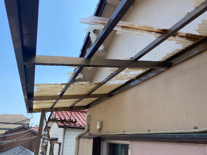 雹災害で損傷したベランダの波板屋根