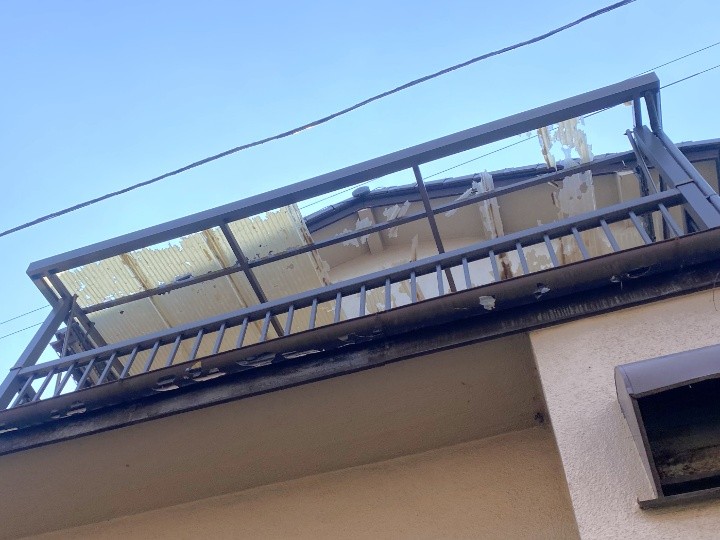破損したベランダ波板