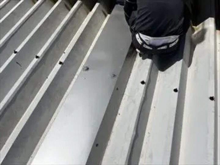 折半屋根からの雨漏りに板金補修工事を行い防水性回復した建物