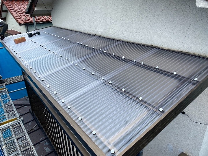 雹災害で損傷したベランダ波板屋根をポリカ波板へ交換工事して復旧