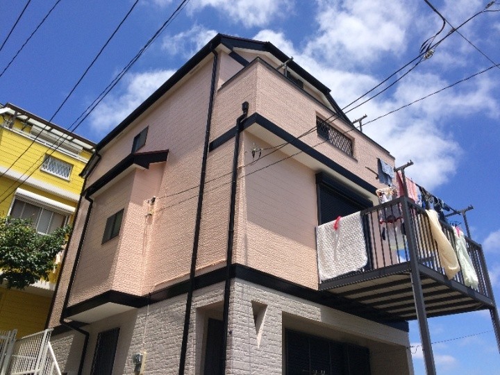 屋根外壁にファインシリコンフレッシュとサーモアイ４Ｆを用いて塗り替え工事したお住まい