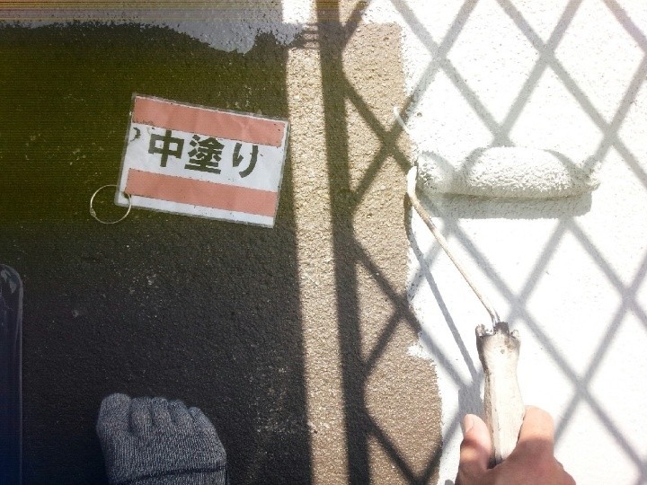 ウレタン防水材の「中塗り」作業