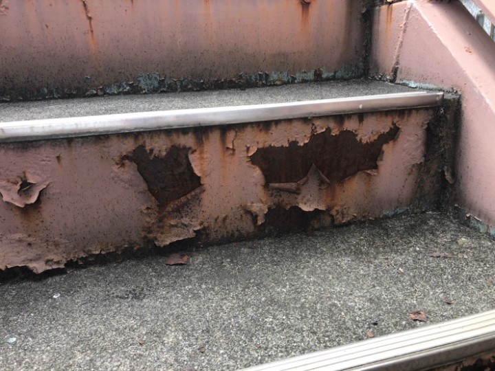 塗膜の劣化に加えて鉄部自体の錆も進行