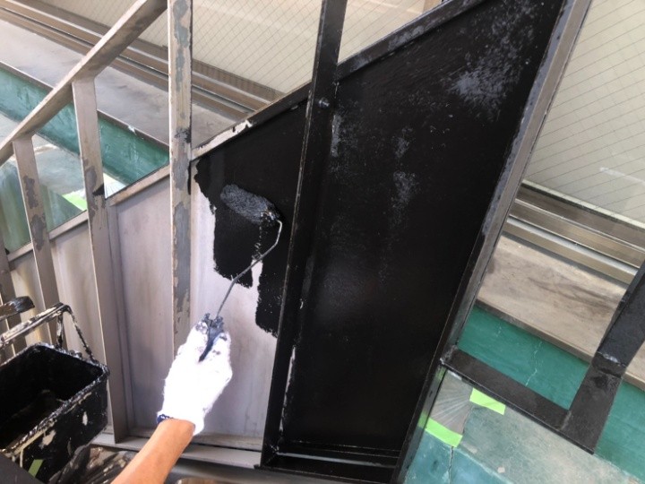 錆止め塗料を用いた下塗り作業