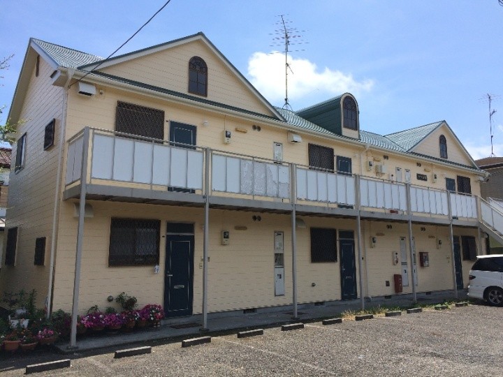 屋根用遮熱塗料と外壁用アクリルシリコン塗料を用いた塗装工事で美観を回復