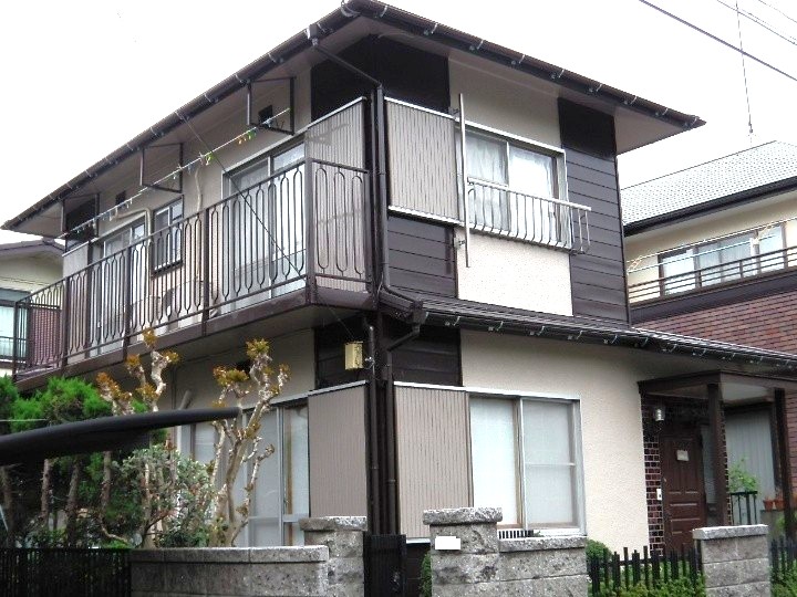 横暖ルーフきわみを用いた屋根カバー工法と外壁塗装工事したお住まい