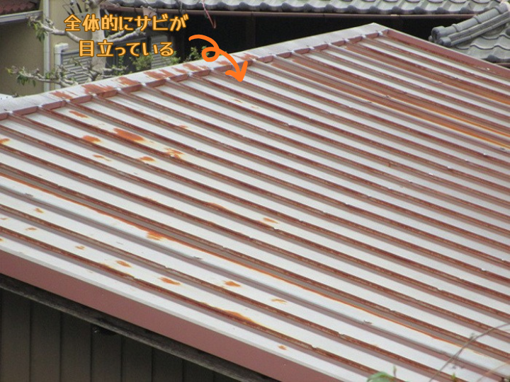 全体的にサビが目立つトタン屋根