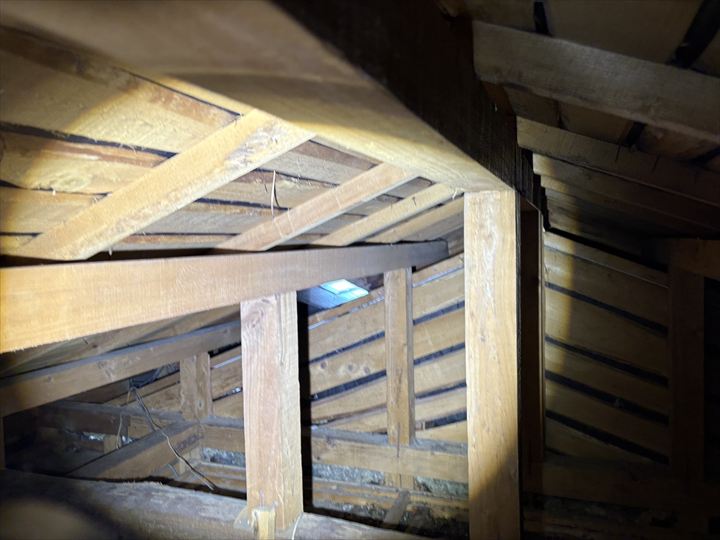 屋根裏から差す光を確認