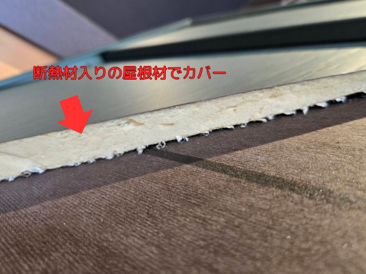 断熱材入りの屋根材でカバー　断熱材一体型の屋根材は遮音性能にも優れる