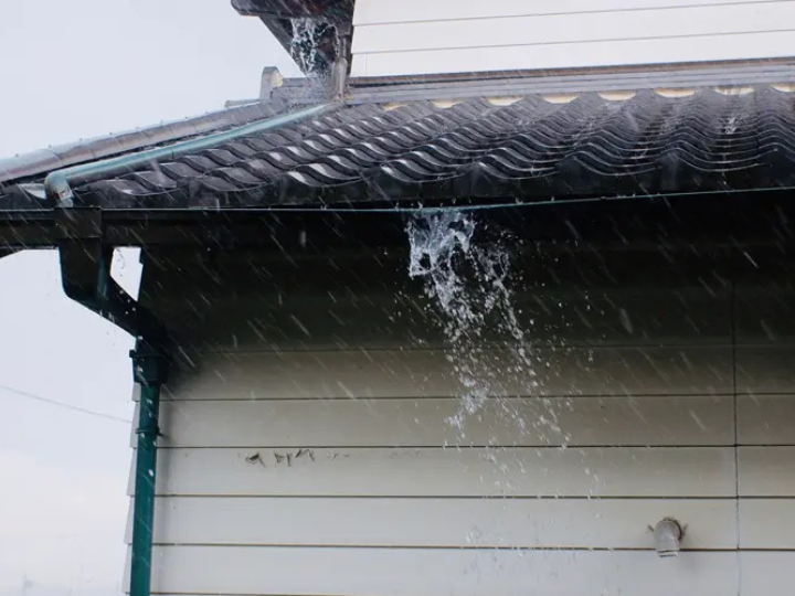 雨水が漏れ出している雨樋