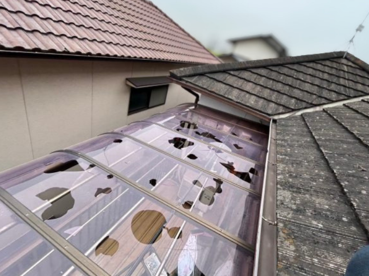 雹によってダメージを受けた屋根（ポリカーボネート）