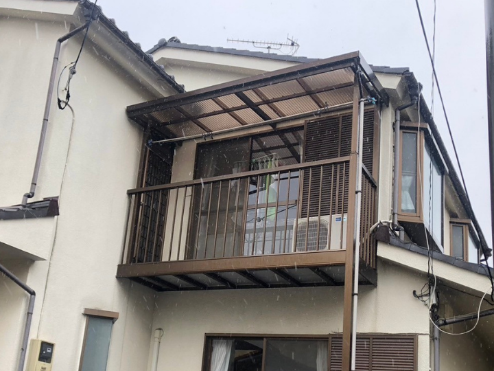 強風により波板屋根が飛散