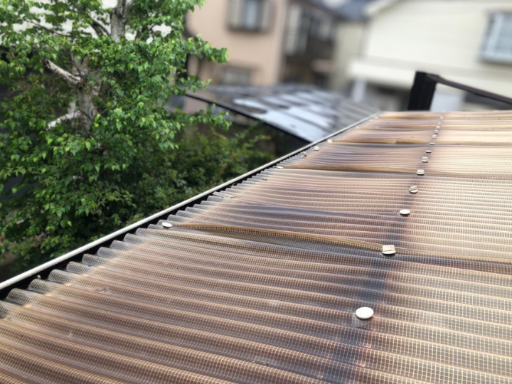 波板屋根の劣化で雨漏り発生