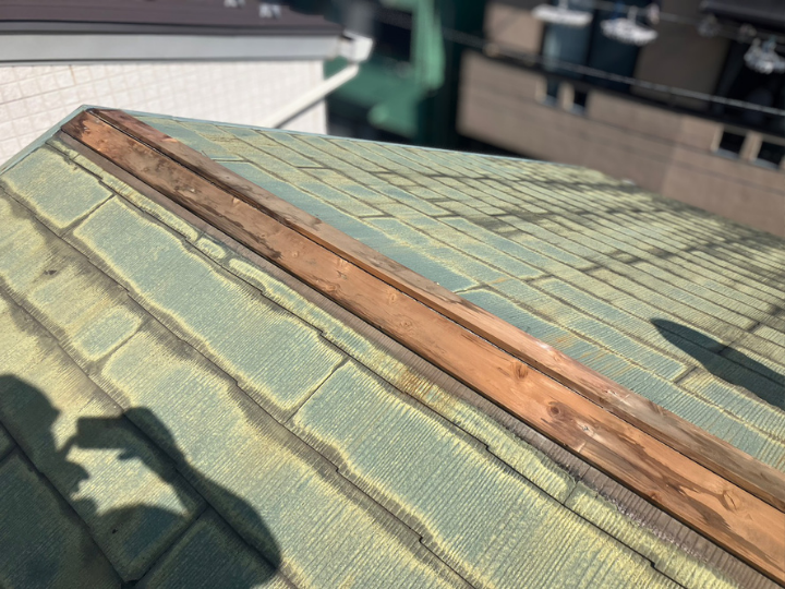 既存の棟板金を撤去