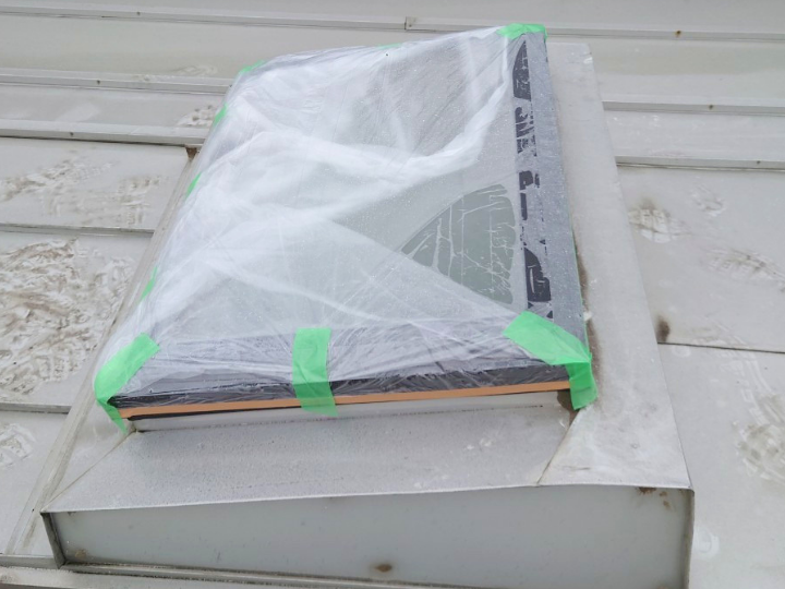 天窓全体を養生用ビニールで雨養生