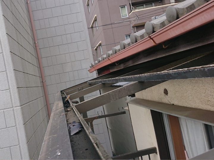 破損した既存波板の撤去