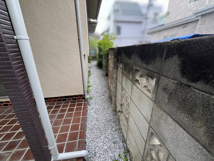 竪樋を取り付け