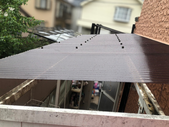 新しいポリカーボネート製波板の取り付け