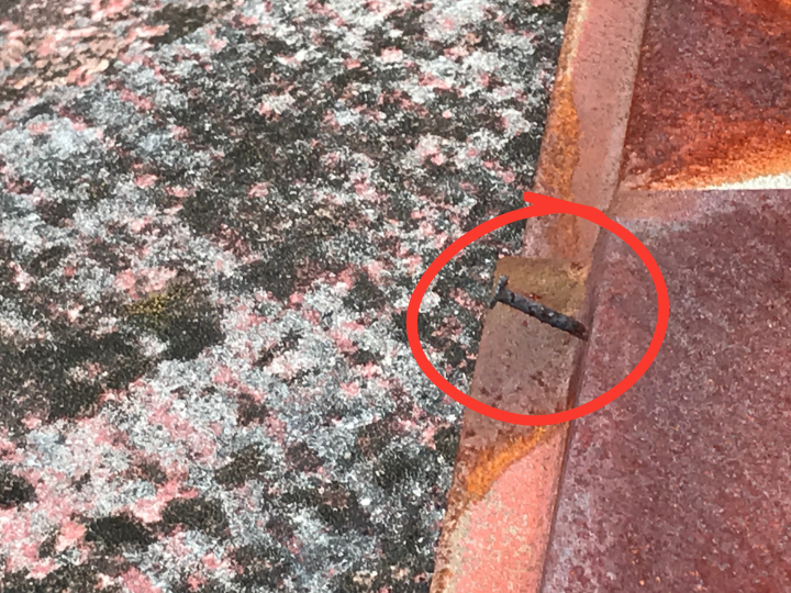 釘の浮いた棟板金